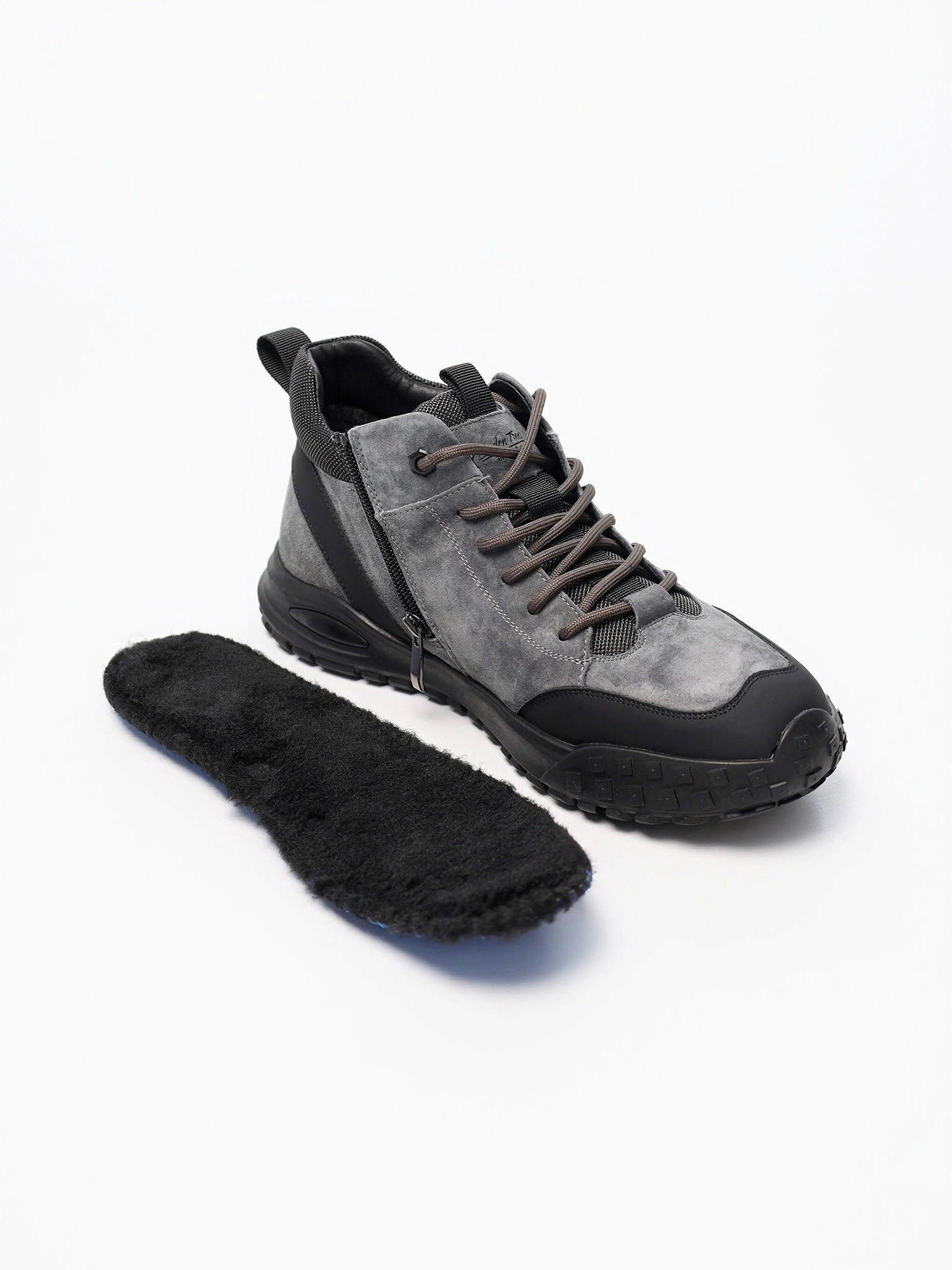 Кроссовки серого цвета комбинированные на низкой подошве